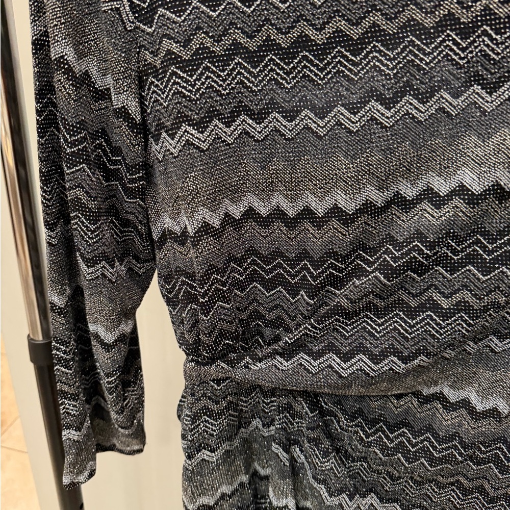 Black And Gray Zigzag Patterned Top - image 4